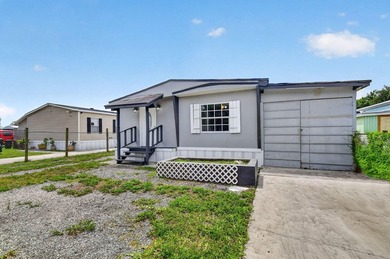 Spacious, Open and Newly Renovated 3BR /2BA home w/ contemporary - photo 3