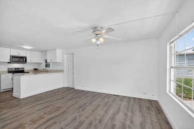 Spacious, Open and Newly Renovated 3BR /2BA home w/ contemporary - photo 6