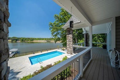 Beautiful custom-built lake retreat situated on a private 1.18 - photo 11
