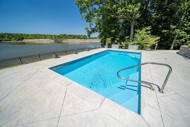 Beautiful custom-built lake retreat situated on a private 1.18 - photo 16