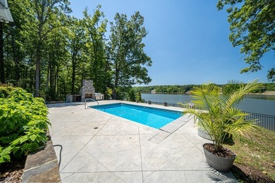 Beautiful custom-built lake retreat situated on a private 1.18 - photo 17