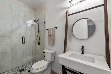 Stunningly renovated waterfront 2,920 sq ft home in Gun Barrel - photo 19