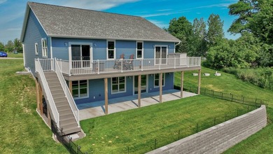 Enjoy lakefront living in this 4-bedroom, 3-bath home on scenic - photo 32