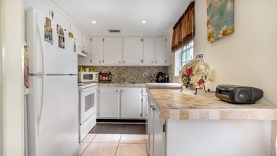 2 Bedroom, 1.5 Bathroom second-floor condo in Century Village, a - photo 2