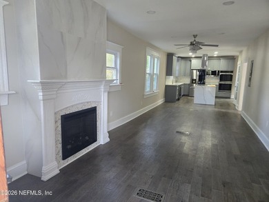 Beautifully remodeled 5 bedroom, 3 bathroom home in Historic - photo 4