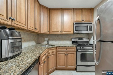 Experience luxury living in this bright and spacious 1 bedroom