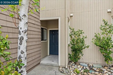 Light, bright updated & move-in ready! The largest Copper Ridge - photo 3