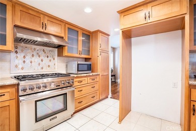 Dramatic ceilings, ocular and arched transom windows, walk-in - photo 11