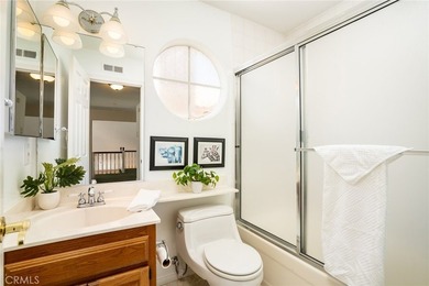 Dramatic ceilings, ocular and arched transom windows, walk-in - photo 22