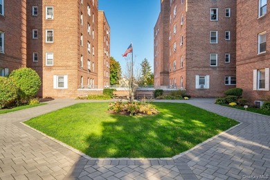 Fabulous top floor 2 bedroom unit close to the new bustling - photo 2