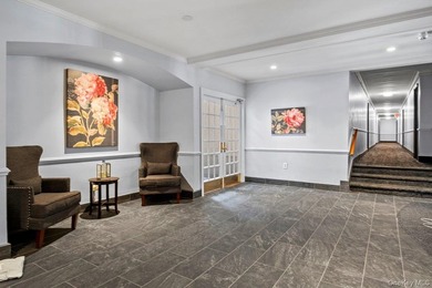 Fabulous top floor 2 bedroom unit close to the new bustling - photo 4
