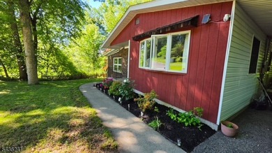 Charming Lake-Adjacent Ranch in a Private Mountain Community - photo 2