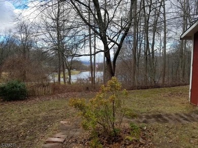 Charming Lake-Adjacent Ranch in a Private Mountain Community - photo 10