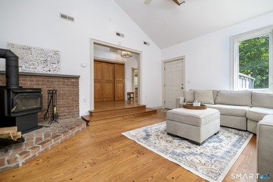 Welcome to this sun-filled ranch offering breathtaking - photo 15