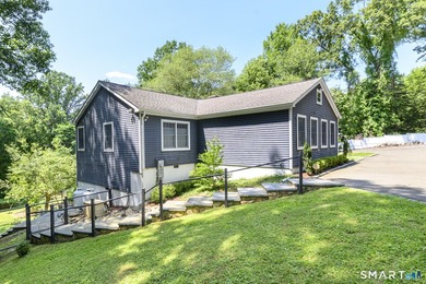 Welcome to this sun-filled ranch offering breathtaking - photo 35