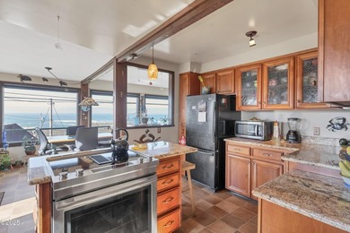 Ocean View 2 bedroom/2 bathroom home located in Depoe Bay, known - photo 18