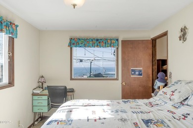 Ocean View 2 bedroom/2 bathroom home located in Depoe Bay, known - photo 23