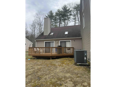 Lake Townhome/Townhouse For Sale in Bushkill, Pennsylvania