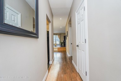 Beautifully maintained extra-large semi-attached home located in - photo 12
