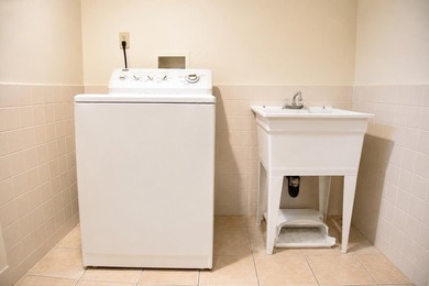 Welcome to this bright and spacious 4-bedroom, 2-bathroom home - photo 14