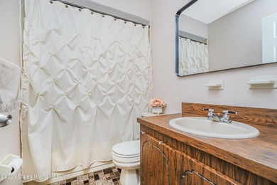Beautifully maintained extra-large semi-attached home located in - photo 14