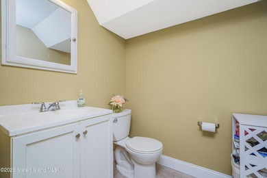 Beautifully maintained extra-large semi-attached home located in - photo 18