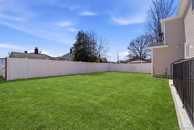 Welcome to this beautifully crafted 5 bedroom, 3 full bath home - photo 41