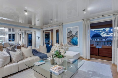Spectacular and rarely found direct oceanfront villa with - photo 8
