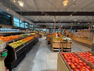 This strategically located grocery store presents an outstanding - photo 20
