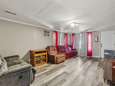 Charming 3 bedroom bungalow offering comfort, space, and - photo 4