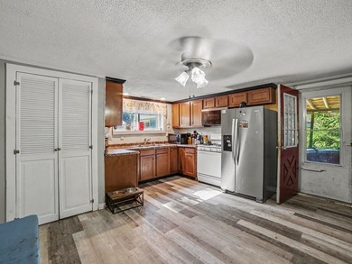 Charming 3 bedroom bungalow offering comfort, space, and - photo 5