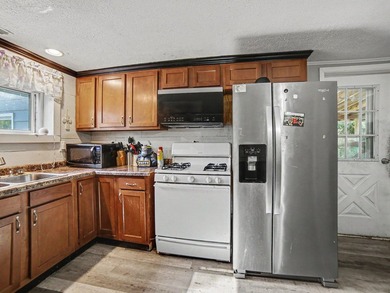 Charming 3 bedroom bungalow offering comfort, space, and - photo 6