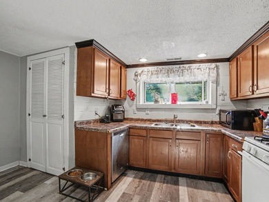 Charming 3 bedroom bungalow offering comfort, space, and - photo 7