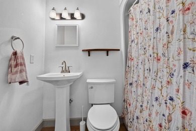 Welcome to this charming 2-bedroom, 2-bath home with a versatile - photo 25