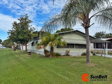 Large 2/2 home on a Big! corner lot in the friendly, waterfront - photo 1
