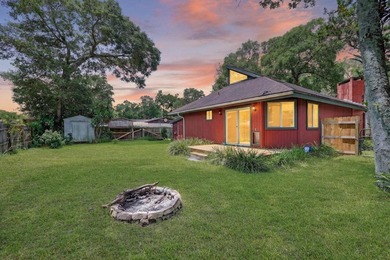 Welcome to this charming 2-bedroom, 2-bath home with a versatile - photo 31