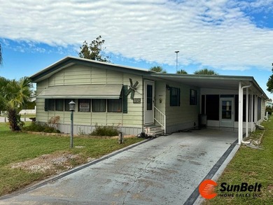 Large 2/2 home on a Big! corner lot in the friendly, waterfront - photo 2