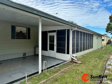 Large 2/2 home on a Big! corner lot in the friendly, waterfront - photo 3