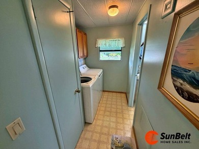 Large 2/2 home on a Big! corner lot in the friendly, waterfront - photo 10