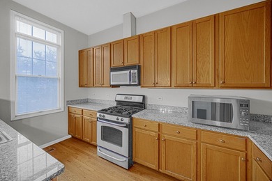 Investor special: This 3-story row home offers 3 spacious - photo 4