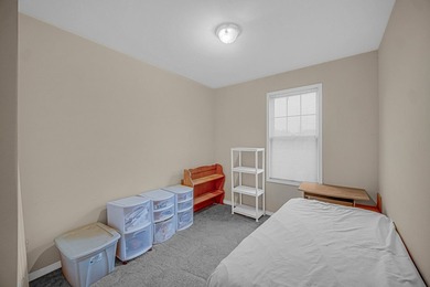 Investor special: This 3-story row home offers 3 spacious - photo 8