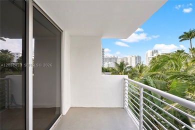 A South Beach condo that checks all the boxes. This 700 sq ft, 1 - photo 1