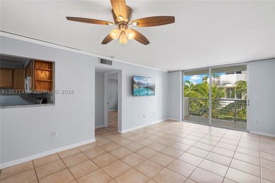 A South Beach condo that checks all the boxes. This 700 sq ft, 1 - photo 6