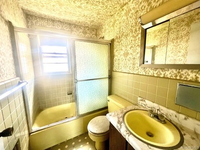 Cape-style home set on a 65x100 lot, offering 3 bedrooms and 2 - photo 11