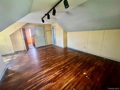 Cape-style home set on a 65x100 lot, offering 3 bedrooms and 2 - photo 12