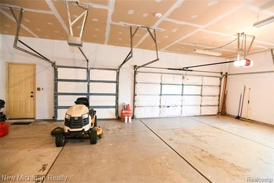 Beautiful home on a large interior lot backing to wooded commons - photo 28