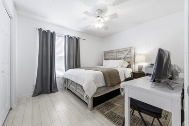 Beautiful two-story corner townhouse offering two bedrooms and - photo 22