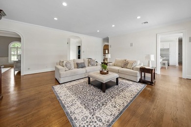Nestled in the heart of Kings Point, one of Panama City's most - photo 22