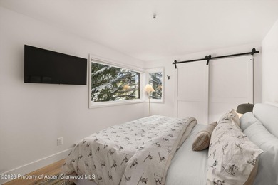 A rare opportunity to own an exceptionally refined four-bedroom - photo 16