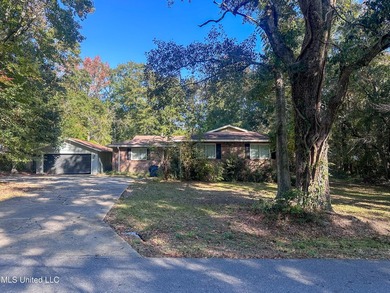 Excellent opportunity for buyers with vision! This property will - photo 1